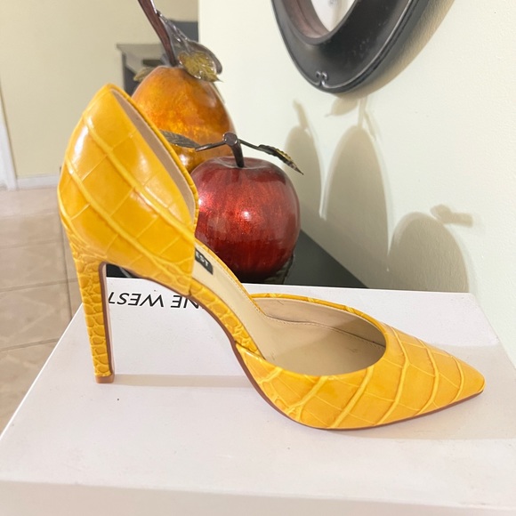 SHOES - Picture 1 of 5